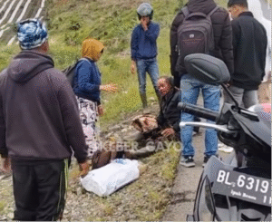 Pria Paruh Baya Luka di Kepala Akibat Terjatuh di Lubang Jalan di Aceh Tengah