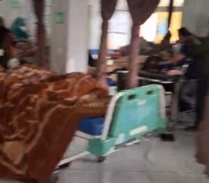 Pasien Membeludak di RSUD Datu Beru, Beberapa Harus Diinfus di Dalam Mobil