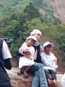 CINTA LAURA DIAM-DIAM KUNJUNGI LOKASI BENCANA DI WILAYAH TENGAH