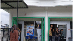 Ibu-ibu Datangi Kantor FIF di Kebayakan, Sempat Terjadi Lemparan Batu