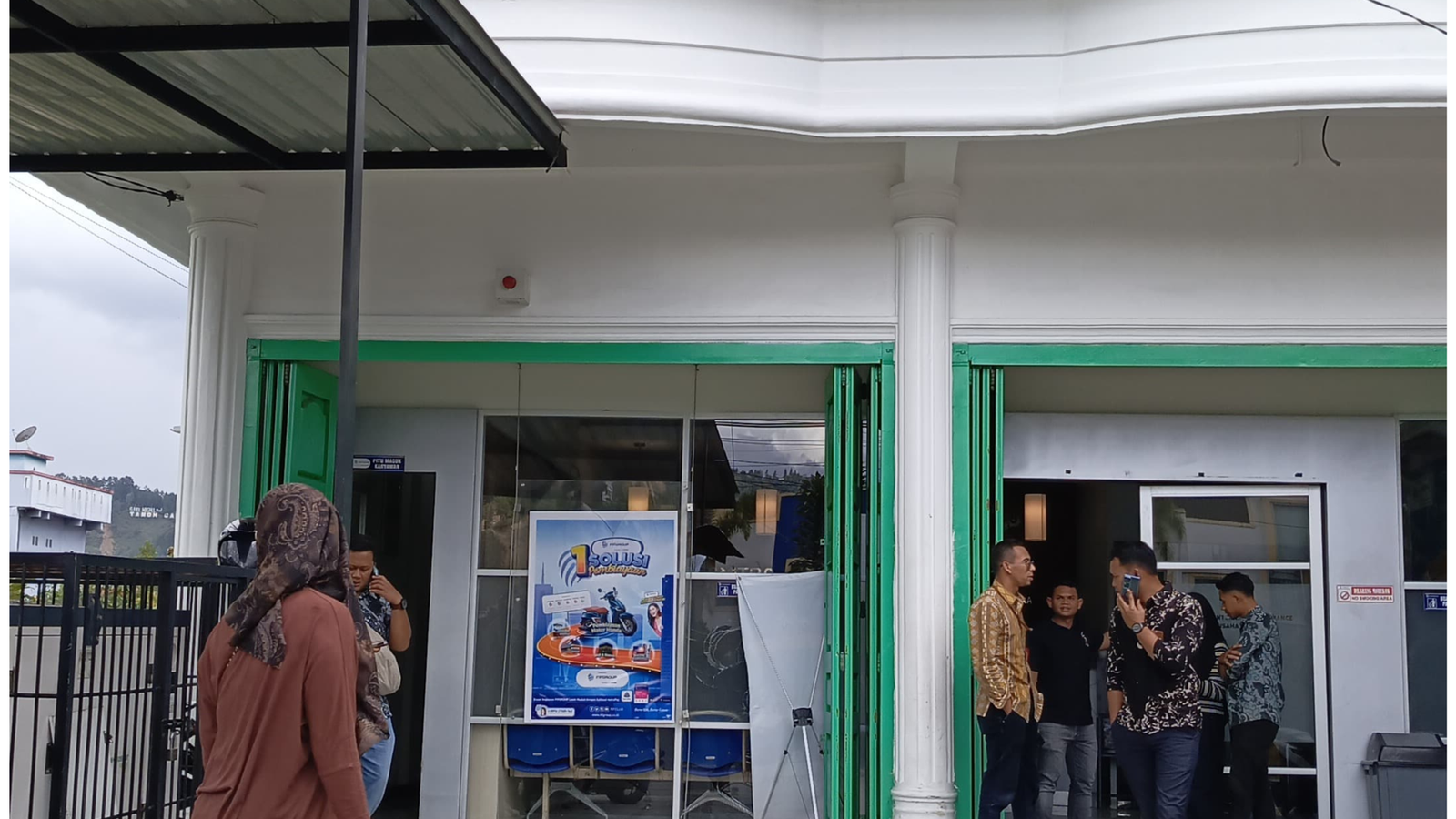 Ibu-ibu Datangi Kantor FIF di Kebayakan, Sempat Terjadi Lemparan Batu