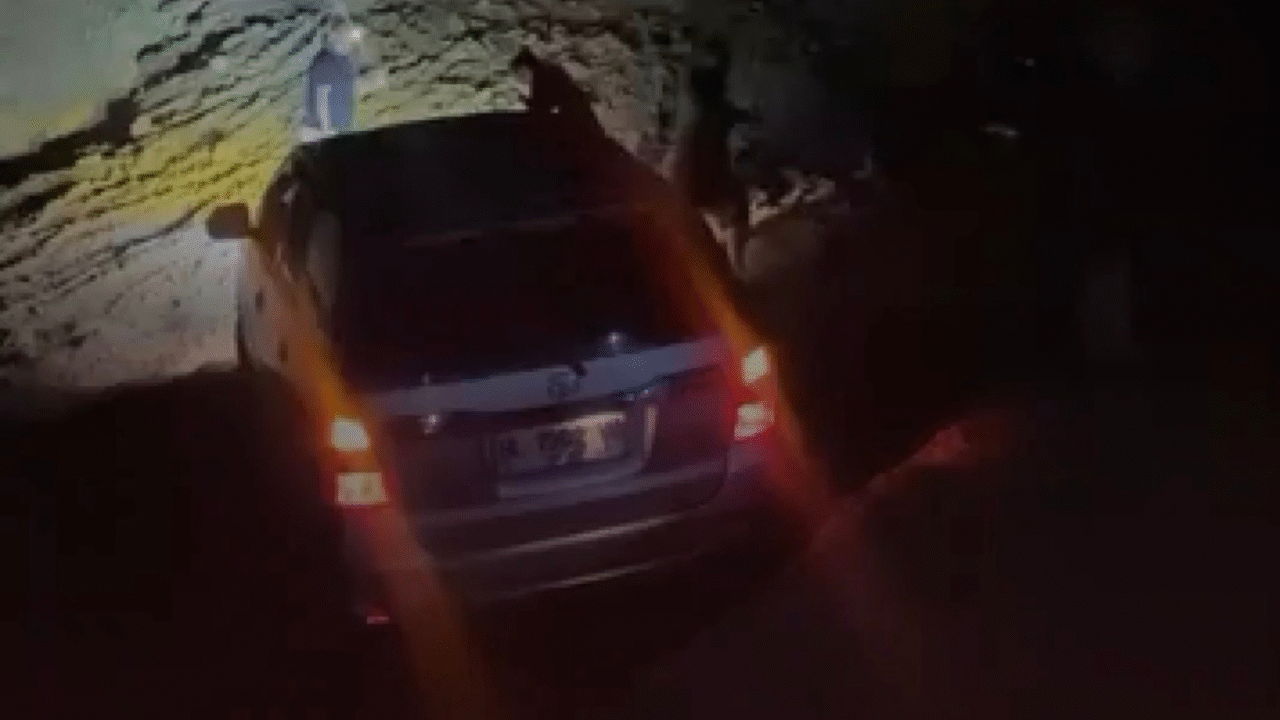 Mobil Innova Terjebak di Jalan Lintas KKA, Warga Keluhkan Kondisi Jalan Rusak