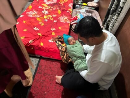 Bupati Aceh Tengah, Haili Yoga, mengunjungi seorang bayi yang lahir dengan kondisi bibir sumbing
