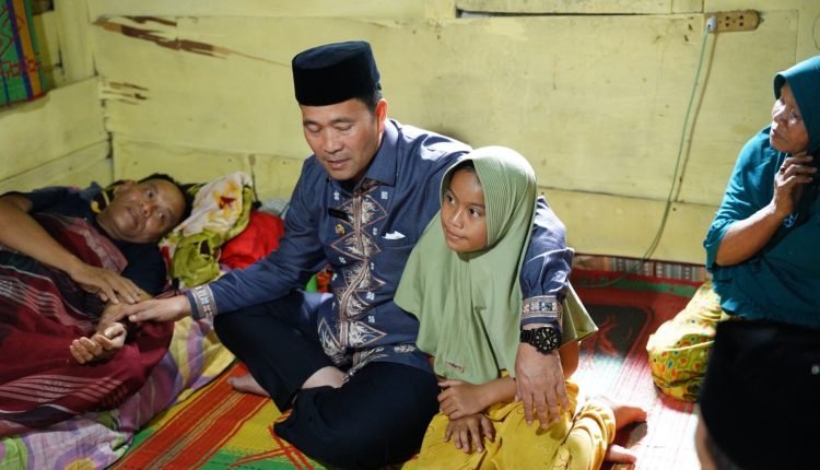 Bupati Haili Yoga Datangi Warga Sakit di Bebesen
