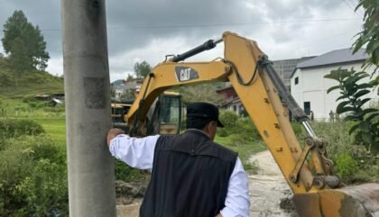 Wakil Bupati Aceh Tengah, Muchsin Hasan, kembali turun langsung melakukan aksi pembersihan drainase