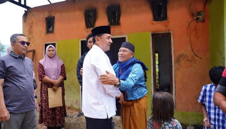 Wakil Bupati Aceh Tengah, Muchsin Hasan, turun langsung meninjau lokasi dan menyalurkan bantuan masa panik kepada korban