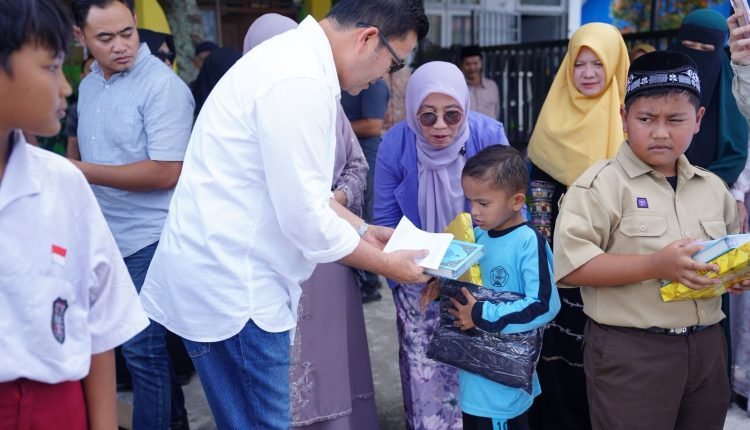 Bupati Aceh Tengah Beri Motivasi dan Hadiah untuk Siswa Tiga SD di Pegasing