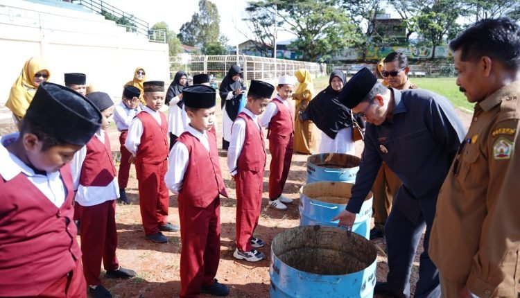Bupati Aceh Tengah, Haili Yoga, mengapresiasi siswa SD IT Cendekia Takengon