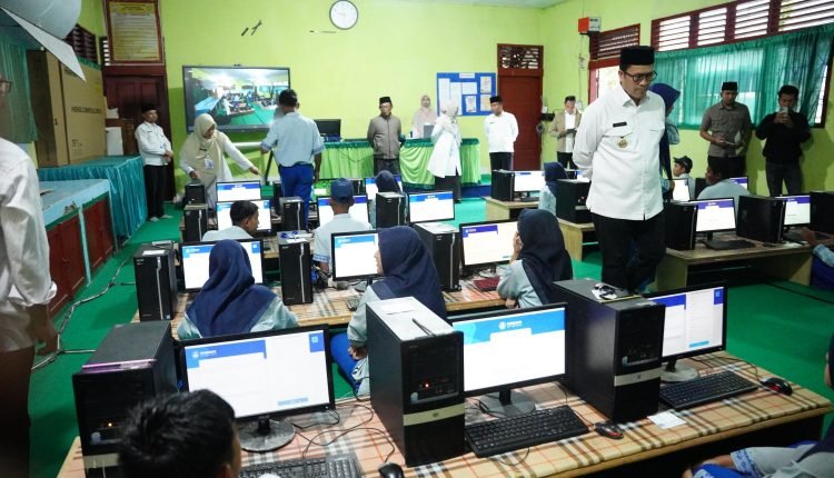 Bupati Aceh Tengah, Haili Yoga, menekankan pentingnya peran wali murid dalam membentuk kedisiplinan siswa saat mengikuti Tes Kemampuan Akademik (TKA)