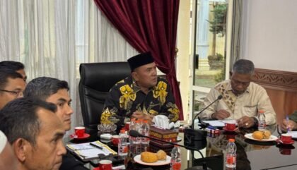 Muchsin Hasan, menggelar rapat evaluasi bersama sejumlah reje kampung