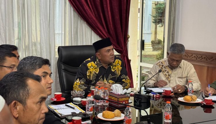 Muchsin Hasan, menggelar rapat evaluasi bersama sejumlah reje kampung