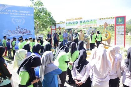 Sekda Mursyid Serahkan Penghargaan API Award 2025 Kepada Pengelola Arung Jeram Lukup Badak