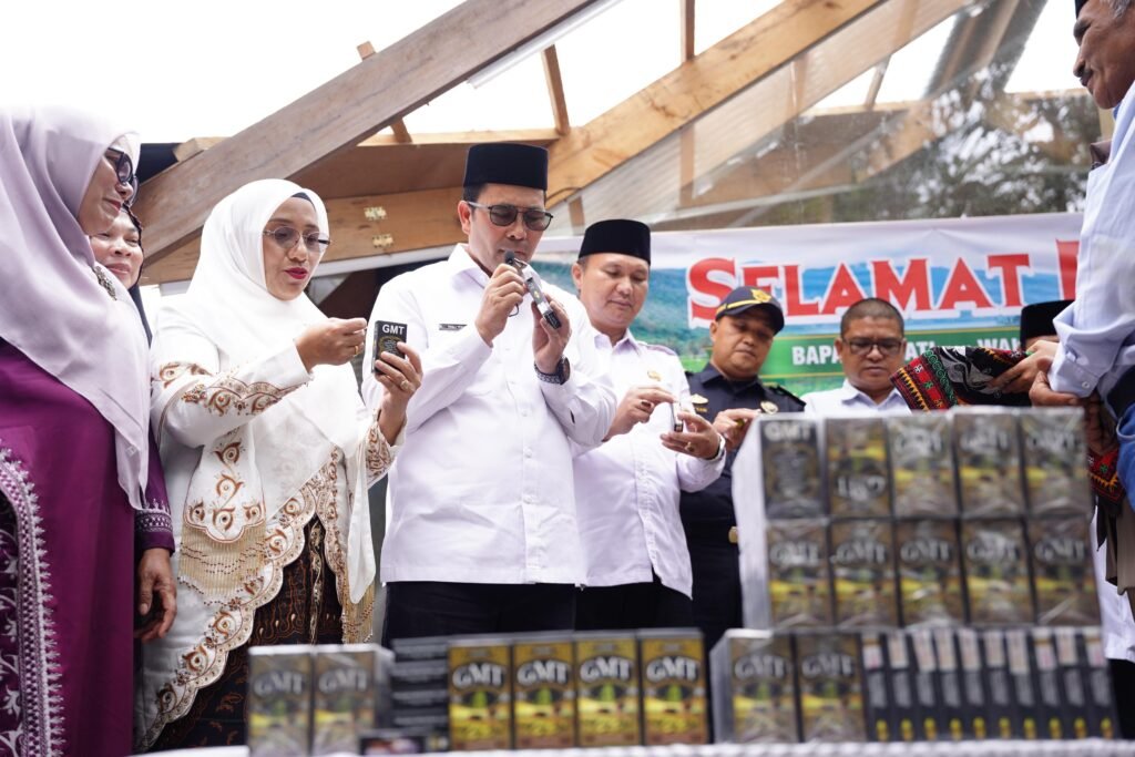 Kegiatan pelekatan pita cukai rokok putih tangan merek GMT sekaligus pelepasan produk ke pasar lokal dan Indonesia