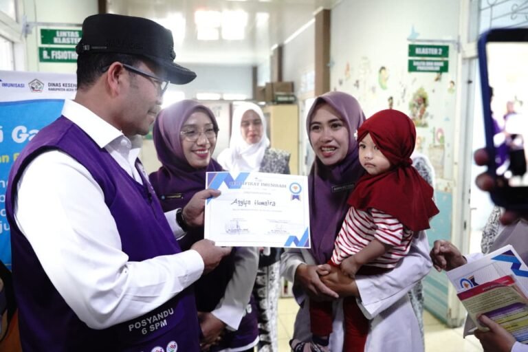 Bupati Drs. Haili Yoga, M.Si. didampingi Ketua TP-PKK Kabupaten Aceh Tengah Risnawati, S.SIT menghadiri Peringatan Hari Posyandu Nasional