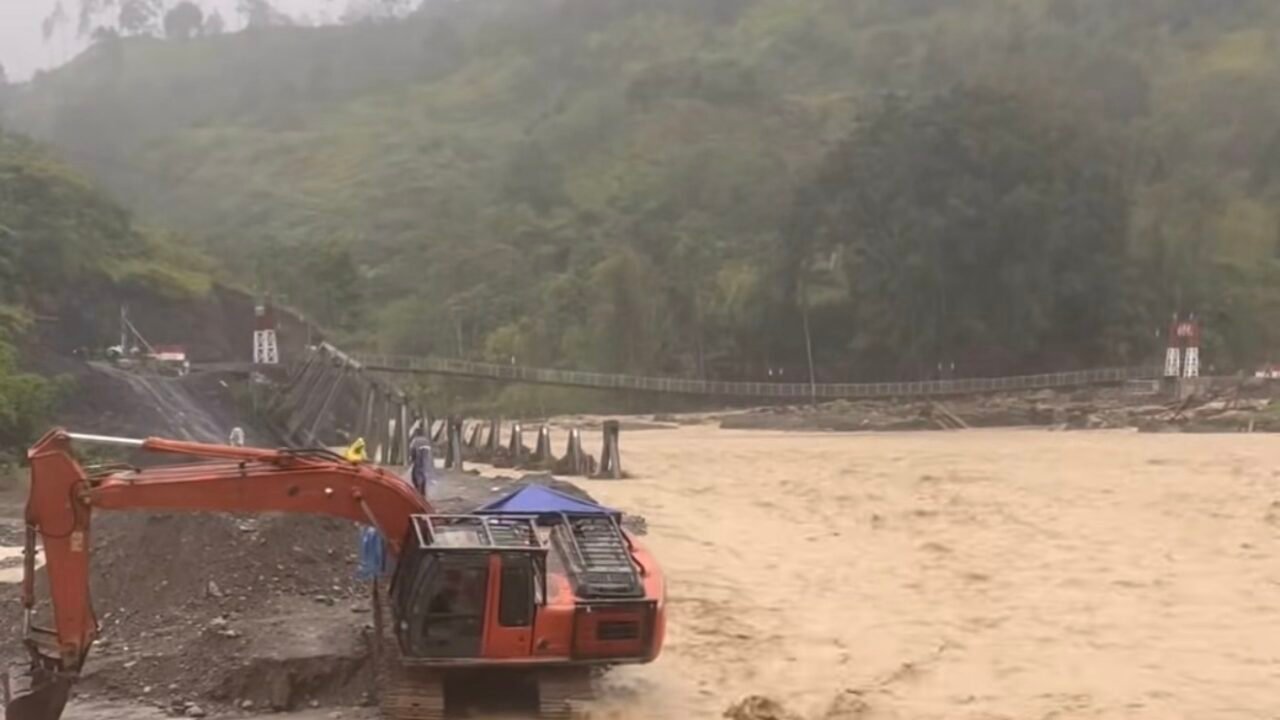 Satu Unit Beko Hampir Hanyut di Berawang Gajah, Ketol