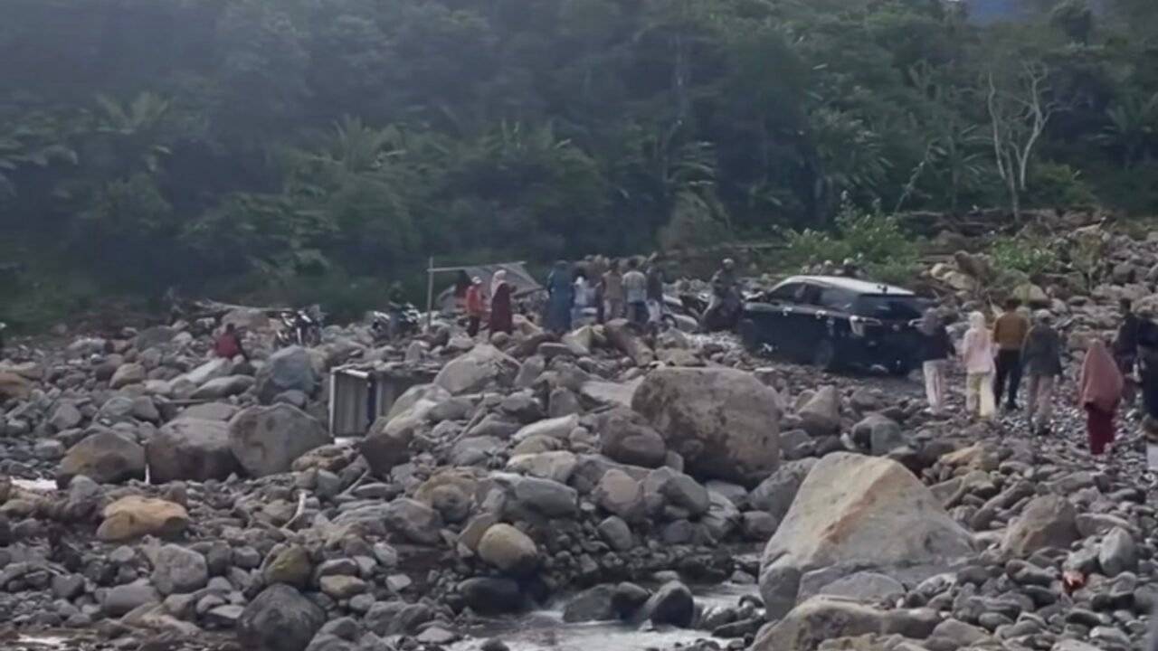 Setelah 9 Jam Terjebak, Jalan Takengon–Bireuen Pagi Ini Kembali Bisa Dilalui
