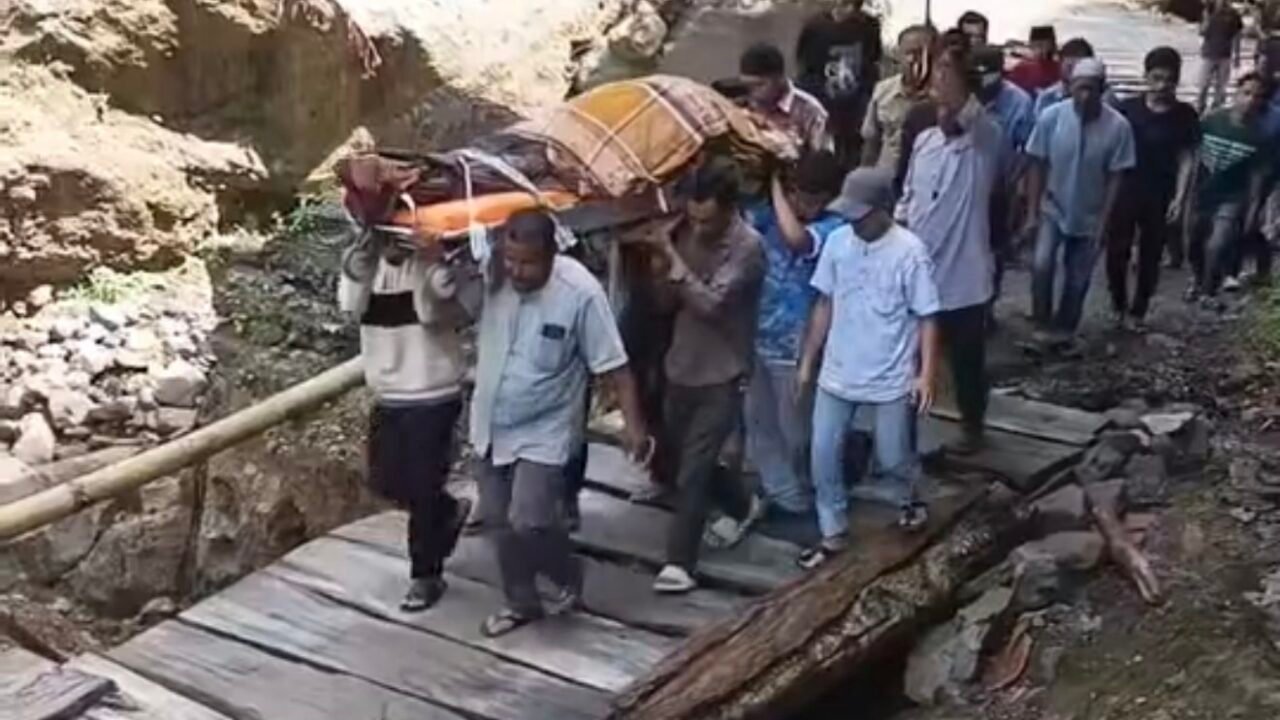 Jembatan Pasca Bencana Yang Belum Di Perbaiki, Warga Pikul Jenazah Sejauh 2 Km