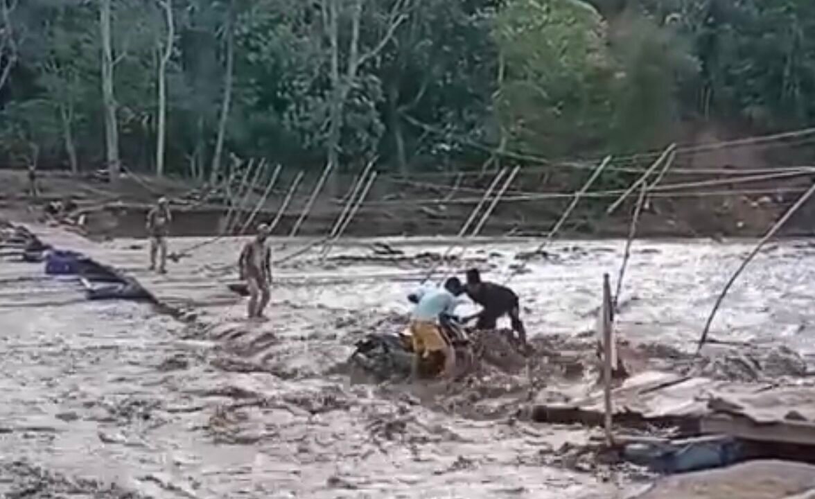 Guru SD Negeri 10 Linge Nyaris Hanyut Saat Melintasi Sungai untuk Pergi Mengajar