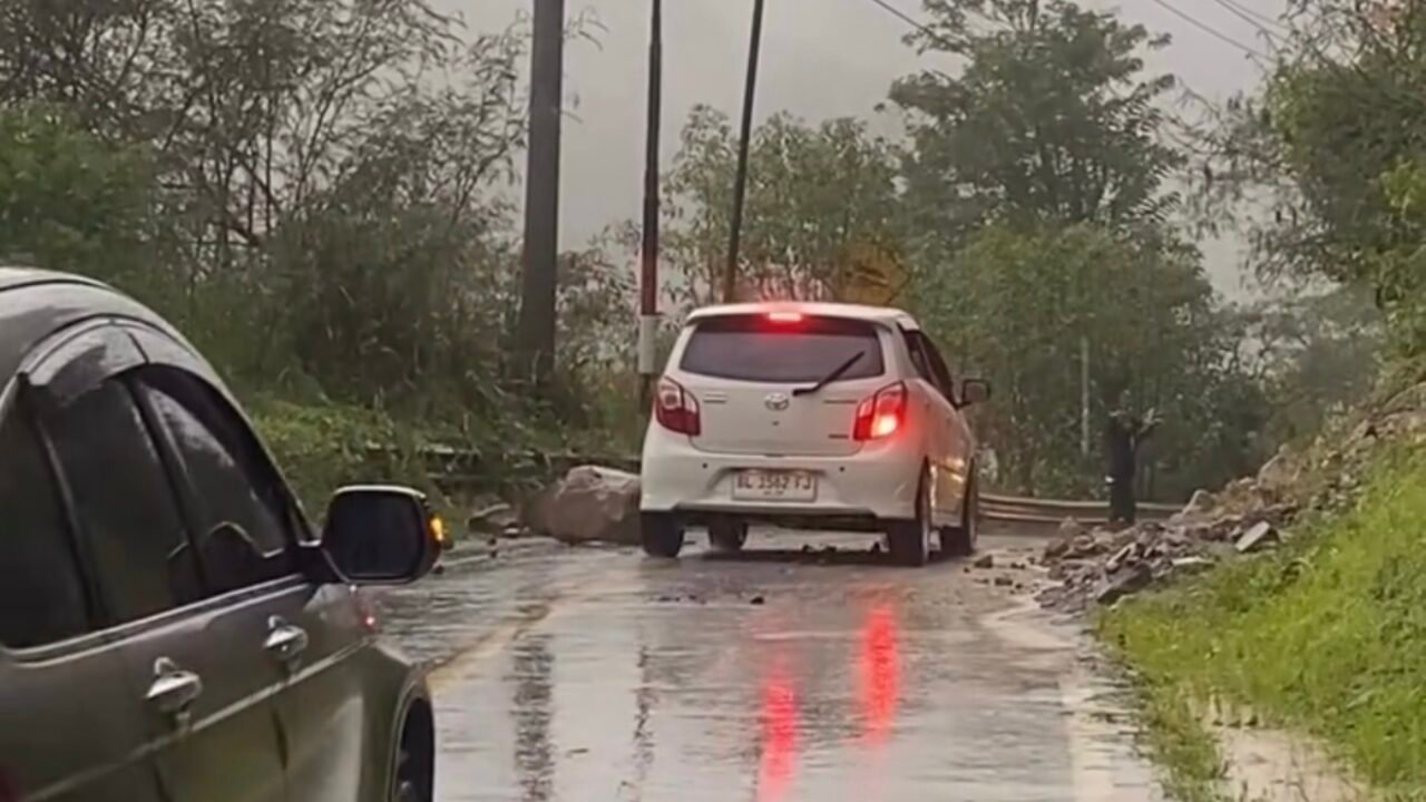 Batu Besar Jatuh ke Badan Jalan Takengon–Angkup di Desa Lenga, Pengendara Diminta Waspada
