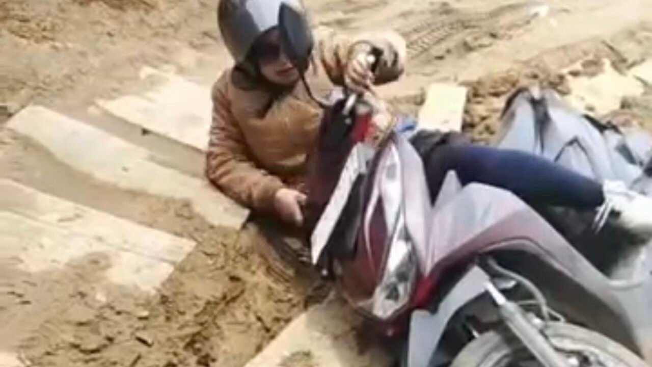 Guru Terjatuh di Jalan Licin Rusak Akibat Bencana di Mesidah